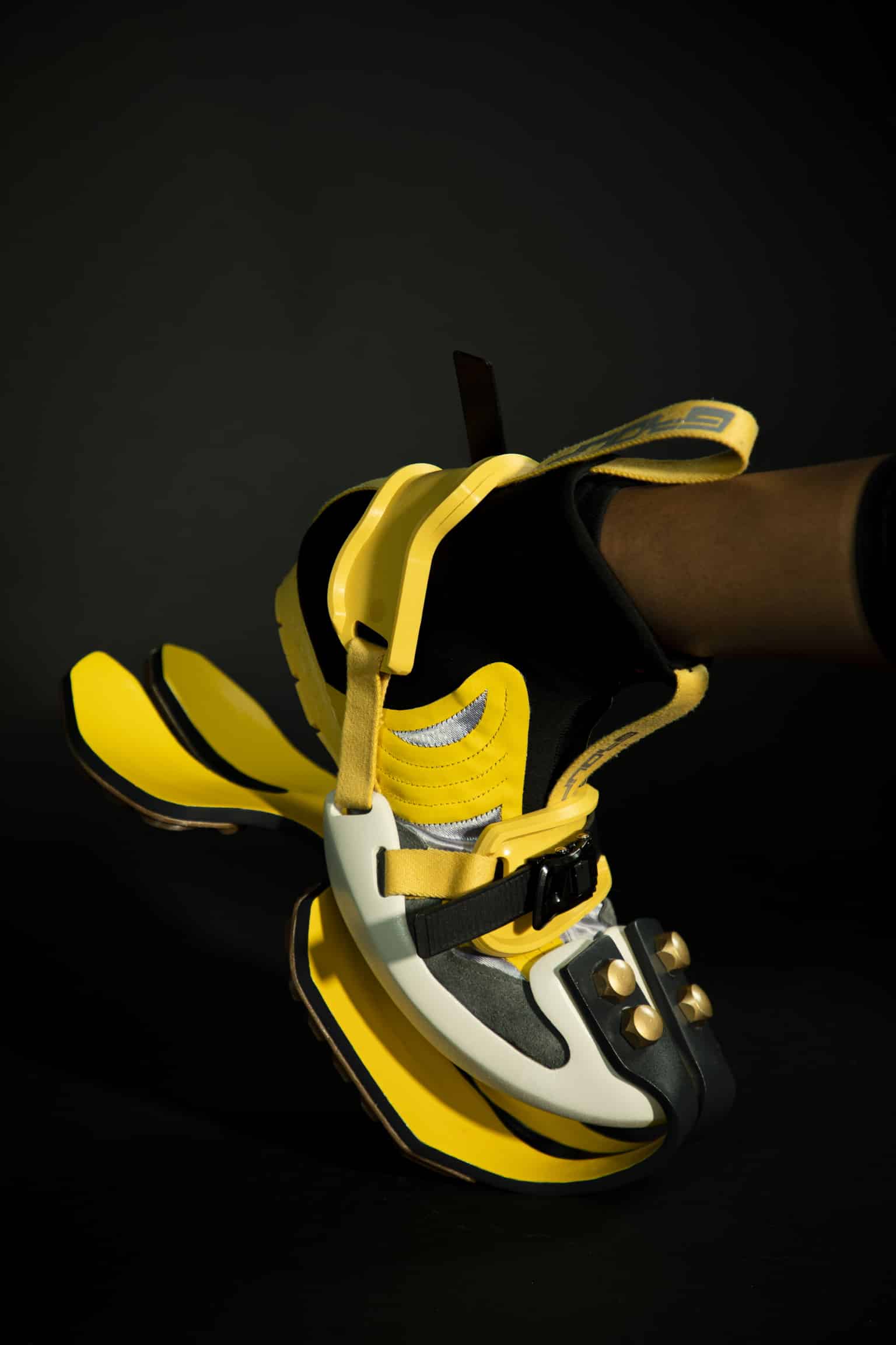 De schoenontwerpen van GABRIEL GIORDANO zijn experimenten met materialen en silhouetten.  Ze ontstaan door combinaties van technieken en concepten uit allerlei gebieden van onze cultuur.  Ook stylistische aspecten schuiven over en in elkaar om zo tot radicale heroverwegingen te komen van wat een schoen kan zijn.
