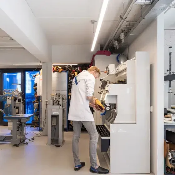 Maker aan het werk in de werkplaats van het Schoenenkwartier.