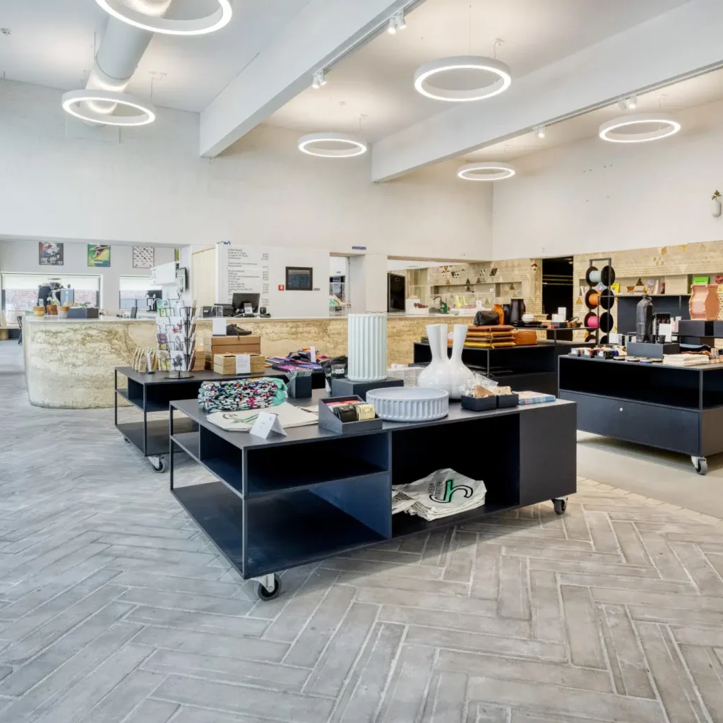 Overzicht van de museumwinkel van het Schoenenkwartier in Waalwijk met designproducten en cadeaus.