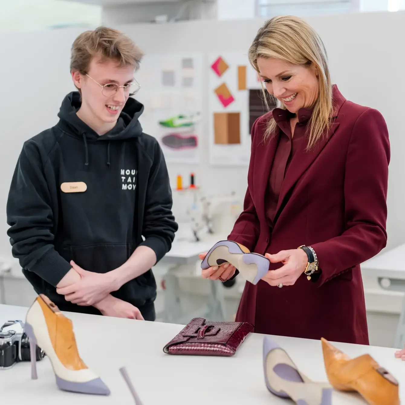 Bezoek van koningin Máxima aan het Schoenenkwartier, in gesprek met jonge makers in het Schoenenlab.