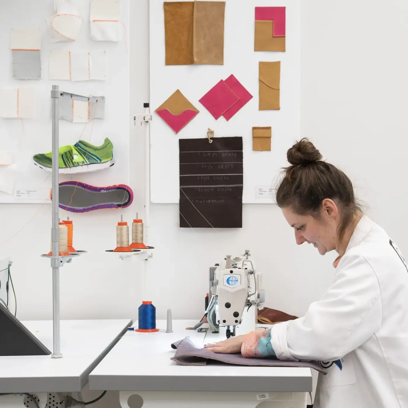 Ontwerper werkt aan een schoenprototype in het Schoenenlab van het Schoenenkwartier.