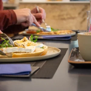 Bezoekers genieten van een lunch in het Museumcafé van het Schoenenkwartier in Waalwijk.