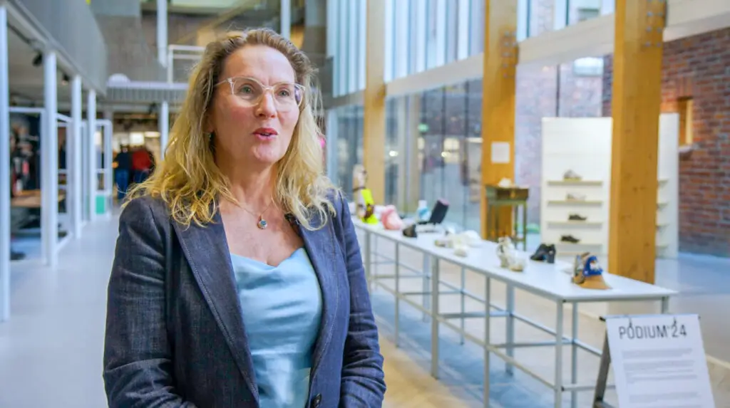Screenshot uit uitzending van SBS 6, Nederland in Beeld met Rinske Jurgens in het Schoenenkwartier