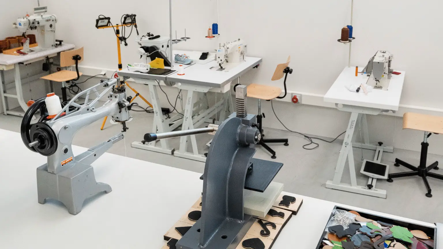 Professionele schoenmaakmachine in het Schoenenlab van het Schoenenkwartier.