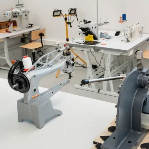 Professionele schoenmaakmachine in het Schoenenlab van het Schoenenkwartier.