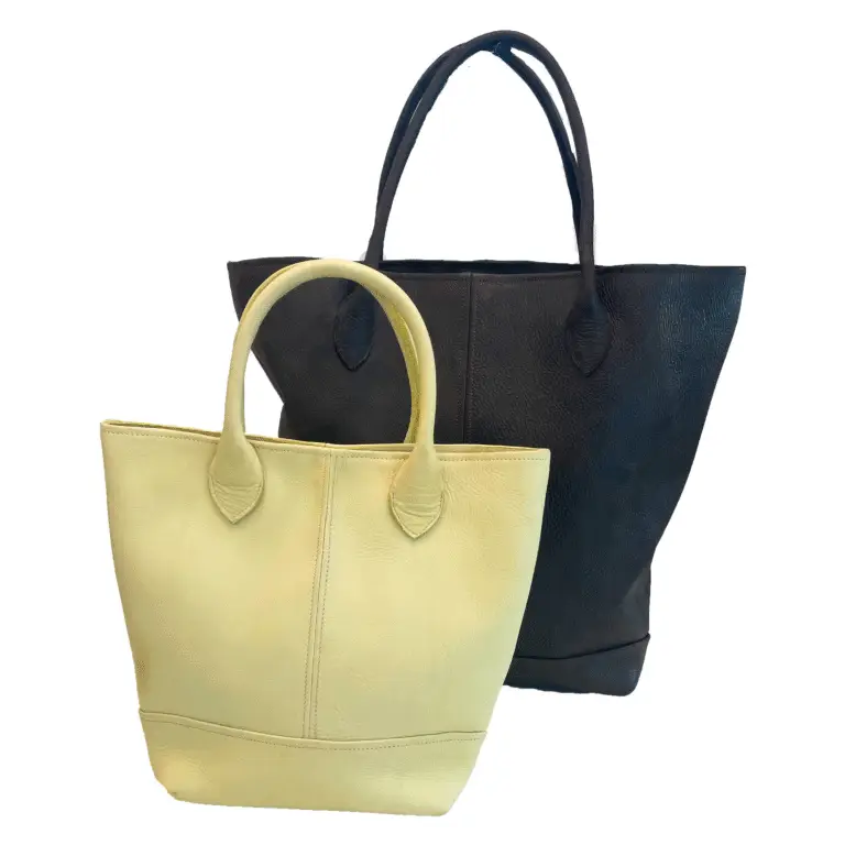 Voorbeelden van handgemaakte leren city bags die als model dienen voor de next level workshop.