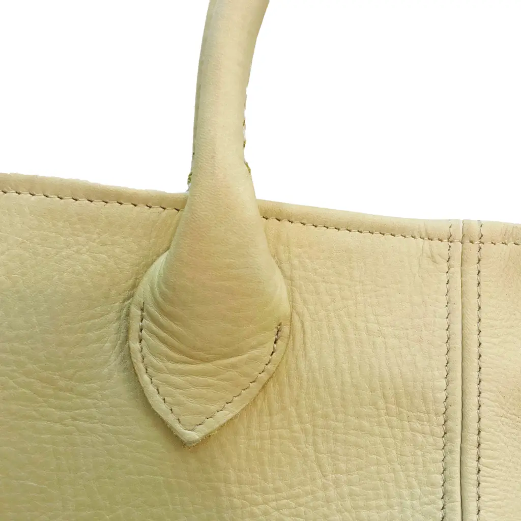 Detail van handgestikt leren handvat met afwerking, gemaakt tijdens de City Bag Next Level workshop.