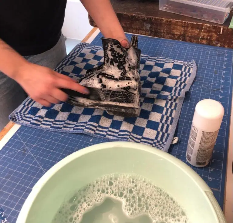 Schoenen poetsen met groene zeep en sop tijdens het Take Care Café in het Schoenenkwartier.
