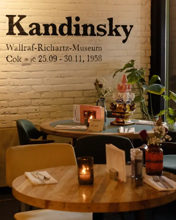Kandinsky x Schoenenkwartier autumn vacation action, mood impression of the interior with a wall with brand name