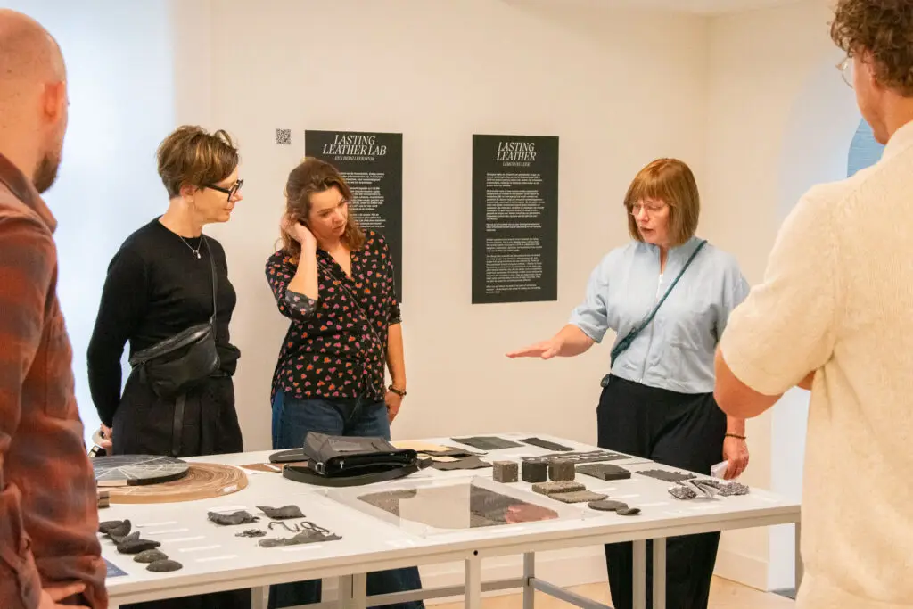 Deelnemers analyseren verschillende materiaalmonsters tijdens de Lasting Leather Lab sessie.
