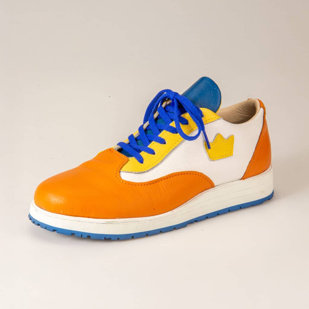 Sneakerontwerp van een student Creatief Vakman van SintLucas, te zien in de spotlightkast van het Schoenenkwartier.