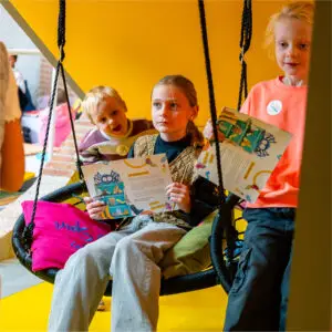 Kinderen ontdekken de hangplek van Okke de Spin met speurtocht voor jonge bezoekers van het Schoenenkwartier