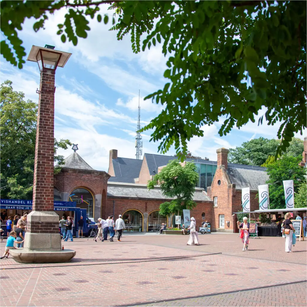 Route naar prijswinnende museumarchitectuur van het Schoenenkwartier in Waalwijk, de schoenenstad van Nederland op het Raadhuisplein