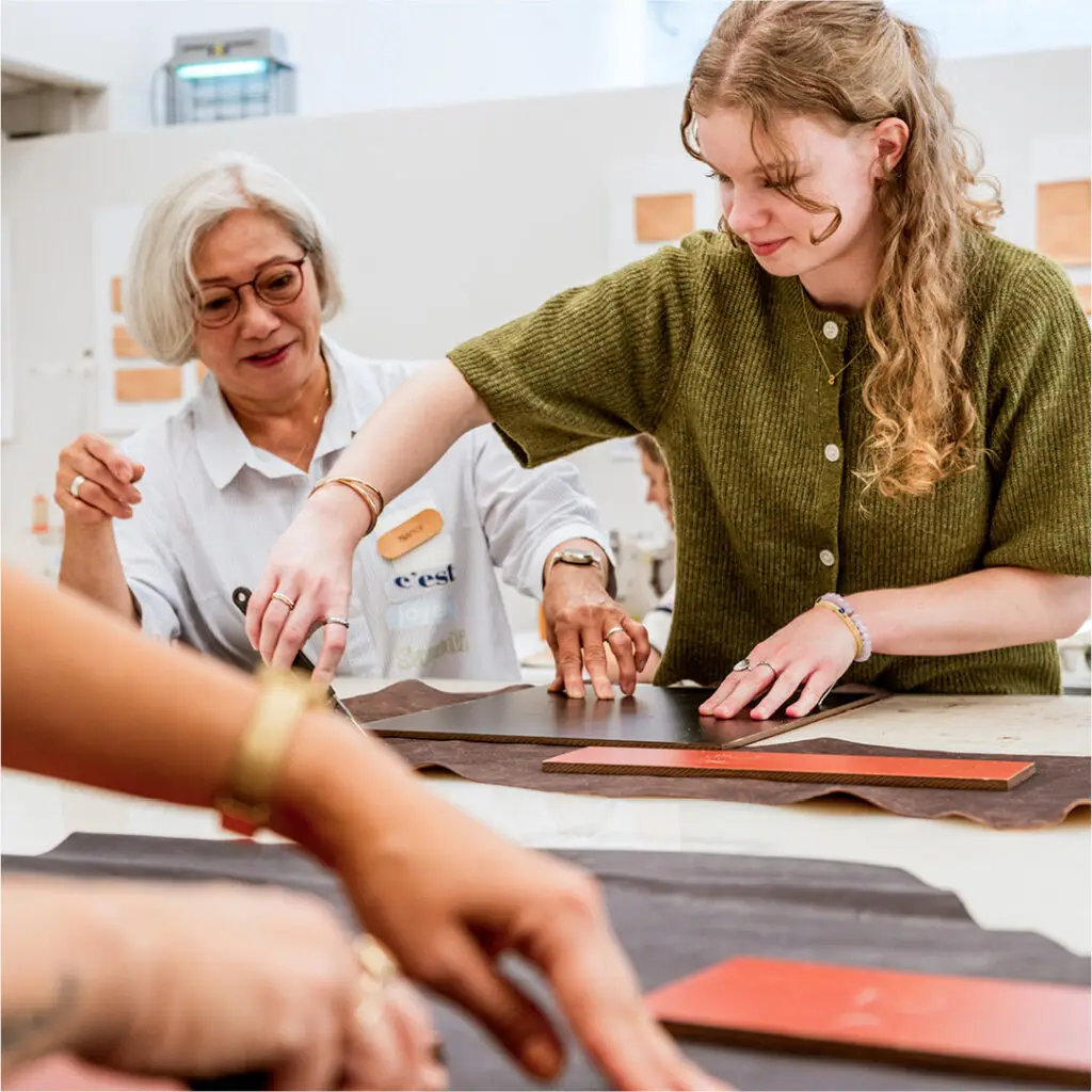 Deelnemers maken leren tassen tijdens 'Everyday City Bag' workshop in het Schoenenlab van het Schoenenkwartier