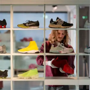 Zellerfeld-schoen van Sam van Dalen en Nike-sneakers tijdens opbouw Sneaker Evolution in het Schoenenkwartier