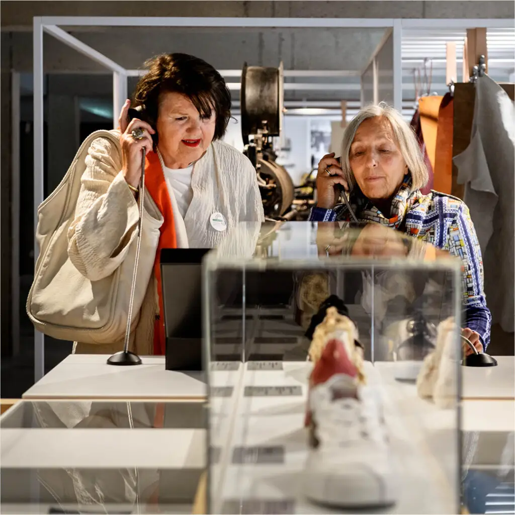 Dames in het museum, duurzame materialen, kijkend en luisterend naar een video