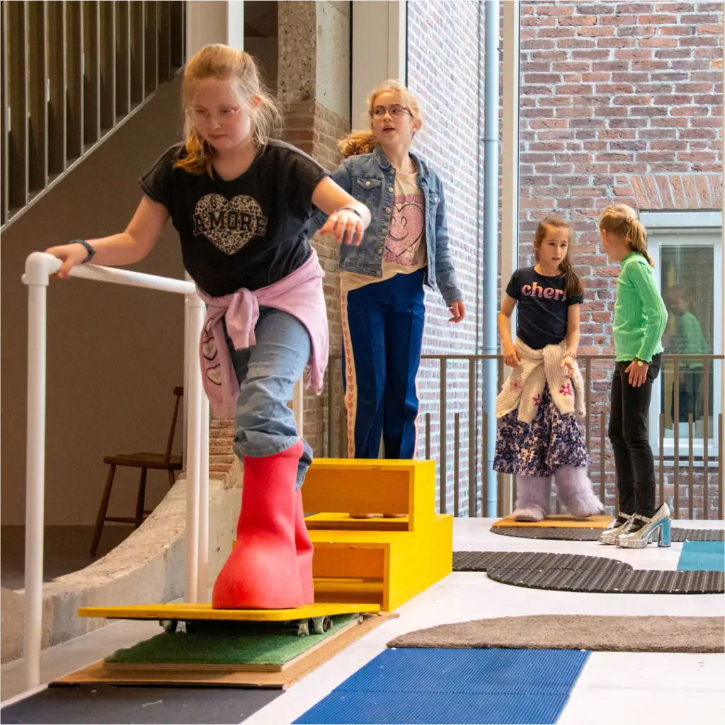 Kinderen trekken gekke schoenen aan en proberen ze uit op onze speciale catwalk. Van hakken, tot grote laarzen en sneakers, het kan allemaal worden uitgeprobeerd in het Schoenenkwartier