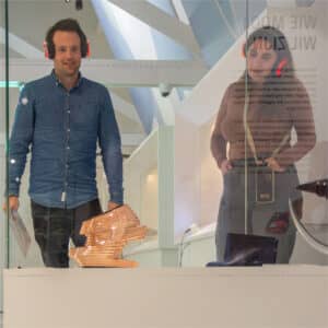 Jong volwassen bezoekers bekijken collectie in de tentoonstelling gemaakt door Zaha Hadid