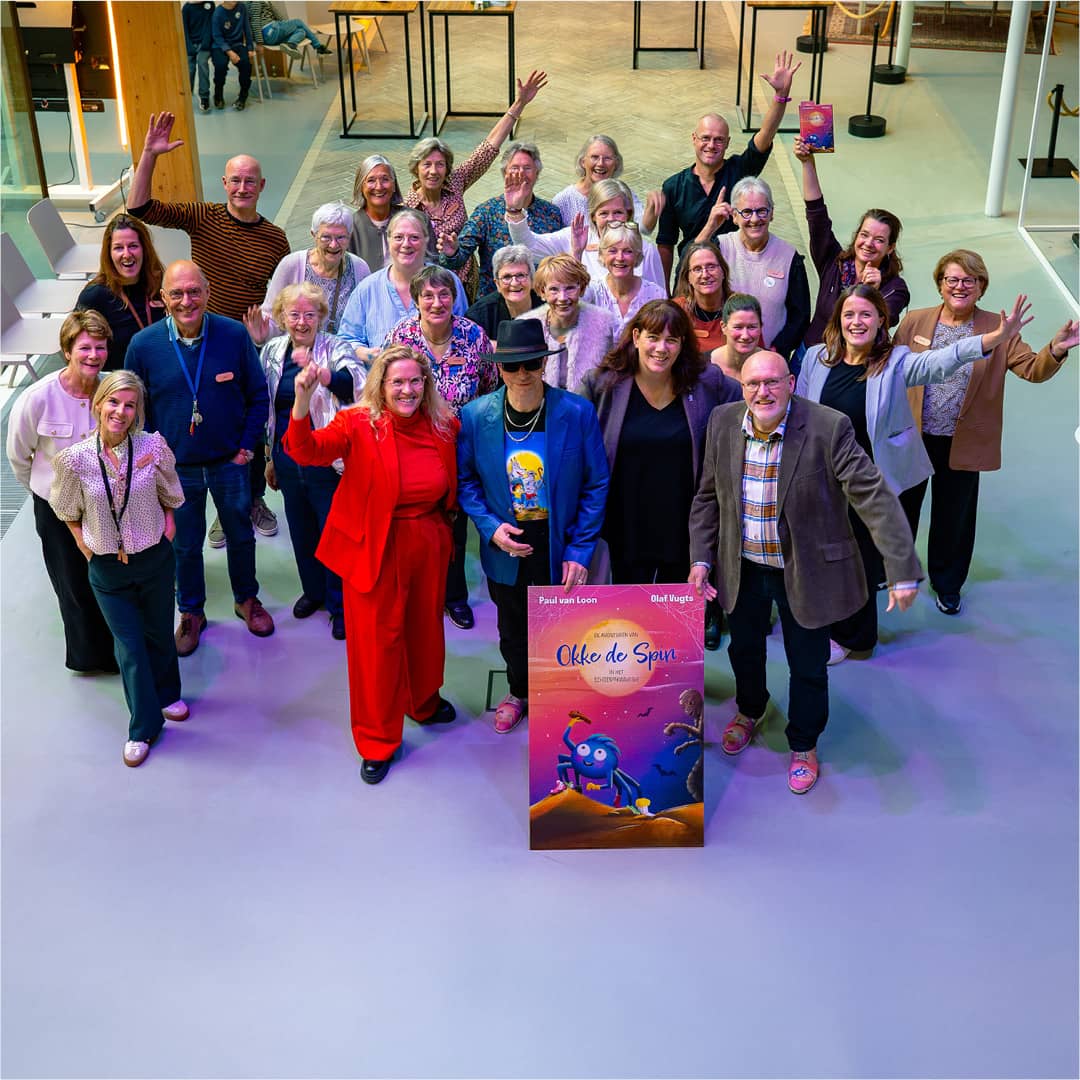 Teamfoto met Paul van Loon, Olaf Vugts, Lila Fay en vrijwilligers na succesvolle boeklancering van Okke’s Grote Boekfeest in het Schoenenkwartier