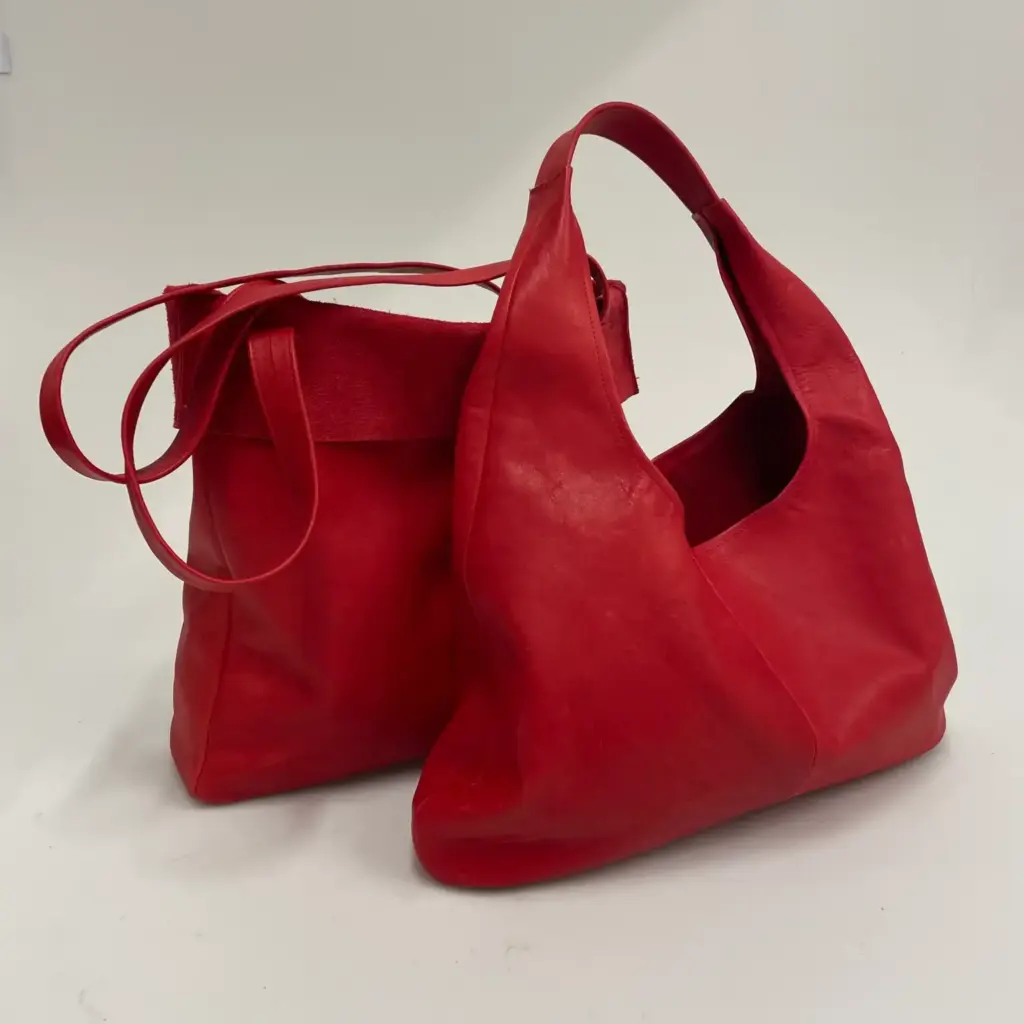 Voorbeeld van een zelfgemaakte leren tas uit de workshop ‘City Bag maken’ in het Schoenenkwartier