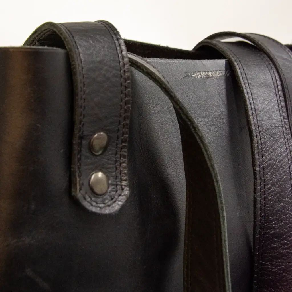 Detail van een handgemaakte leren tas met zichtbare stiksels, gemaakt tijdens de workshop in het Schoenenkwartier