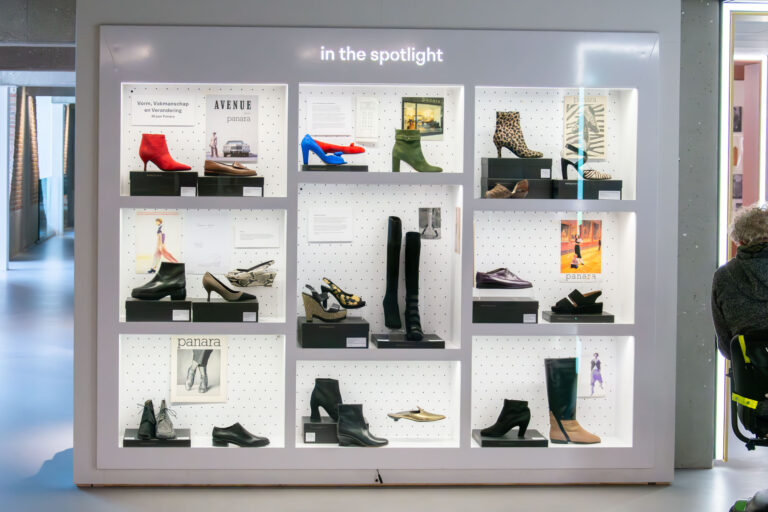 Overzicht van de spotlightkast in het Schoenenkwartier met een selectie Panara-schoenen uit de collectie.