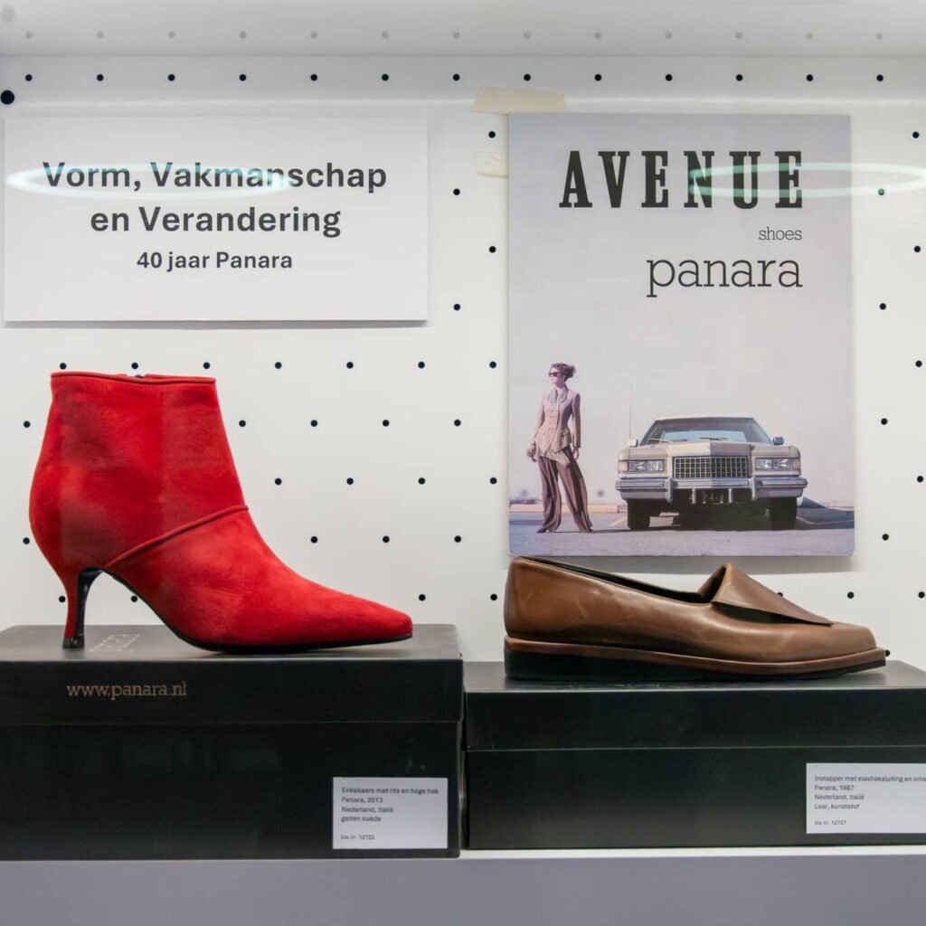 Panara-schoenen in de spotlightkast met begeleidende tekst over het merk en de schenking.