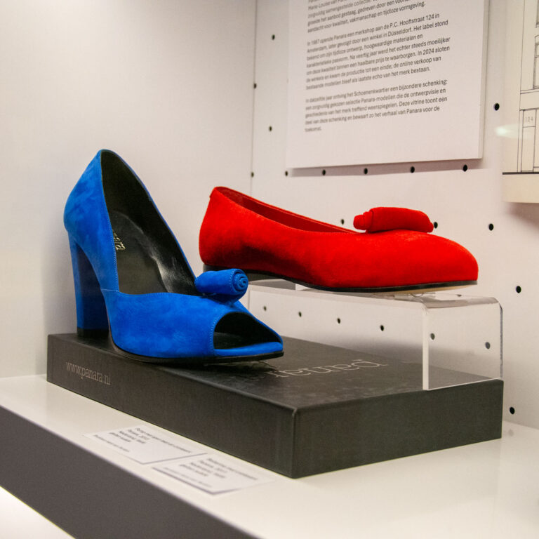 Panara-schoenen in opvallende kleuren gepresenteerd in de spotlightkast van het Schoenenkwartier.