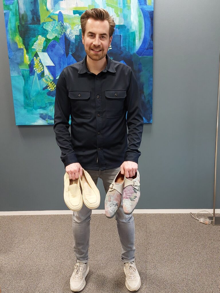 Wethouder Timon Klerx met schoenen uit zijn schoenenkast voor een interview