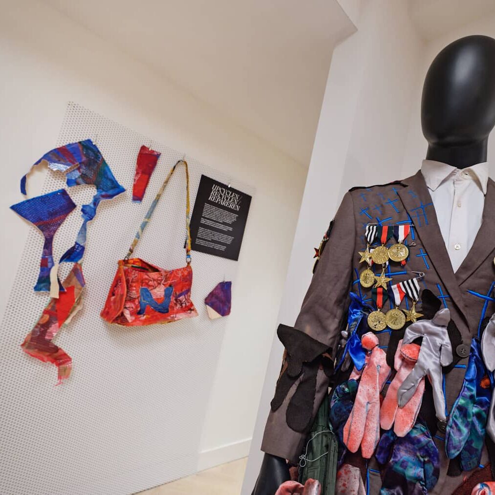 Werk van artist in residence Tevin Blancheville van Konosé Couture in het Bodehuisje gedurende begin 2026
