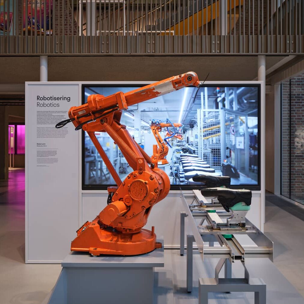 Een robot arm uit de productielijn van Bata Industries als schenking in de vaste collectie van het Schoenenkwartier