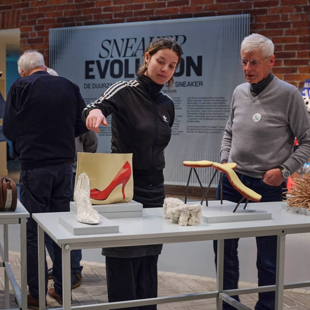 Student en vakman bespreken concept van schoendesigns tijdens Podium Schoenenlab in het Schoenenkwartier