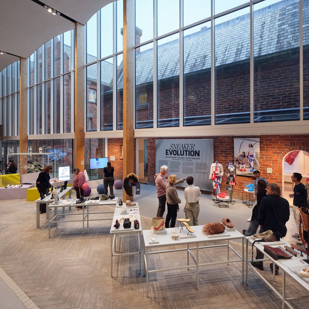 Een overzicht van de opstelling van Podium Schoenenlab 2025 in het atrium van het Schoenenkwartier