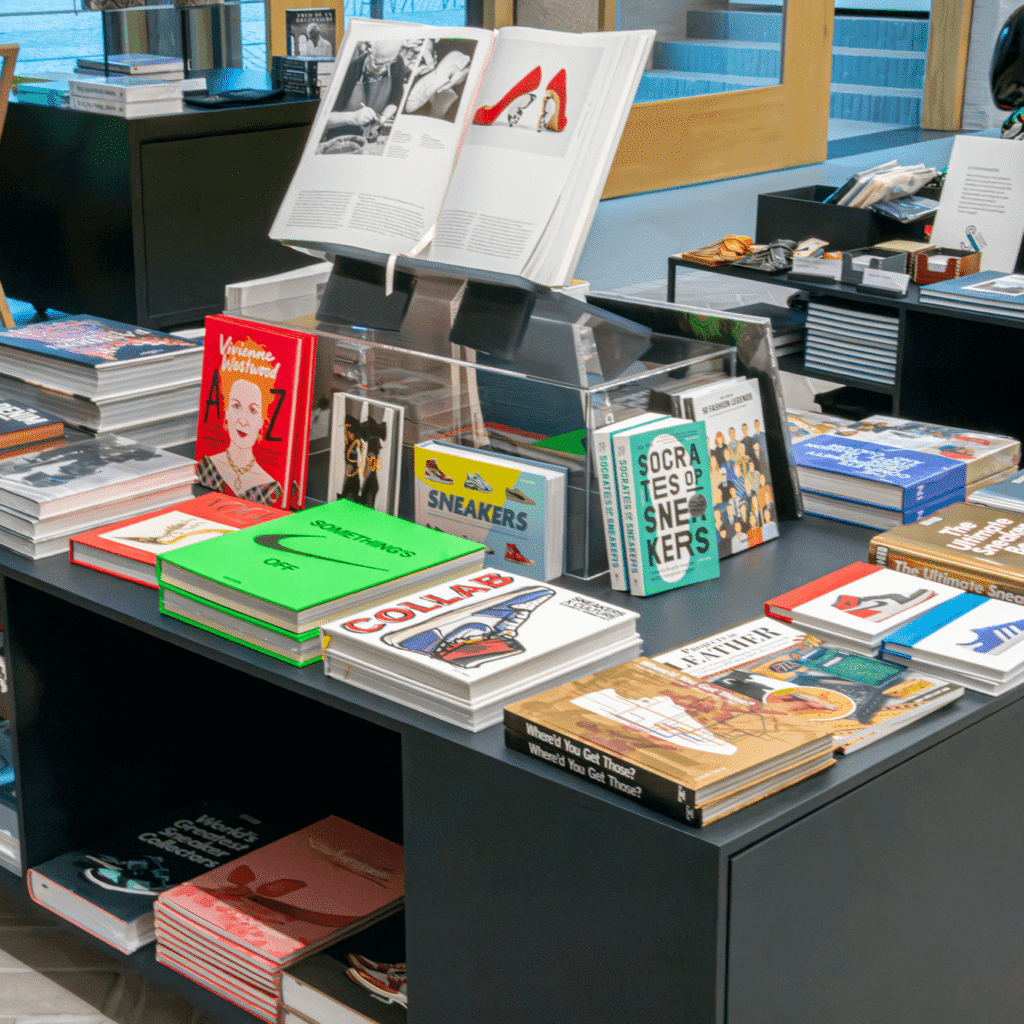 Tafels met boeken en cadeauartikelen in de museumwinkel van het Schoenenkwartier in Waalwijk.