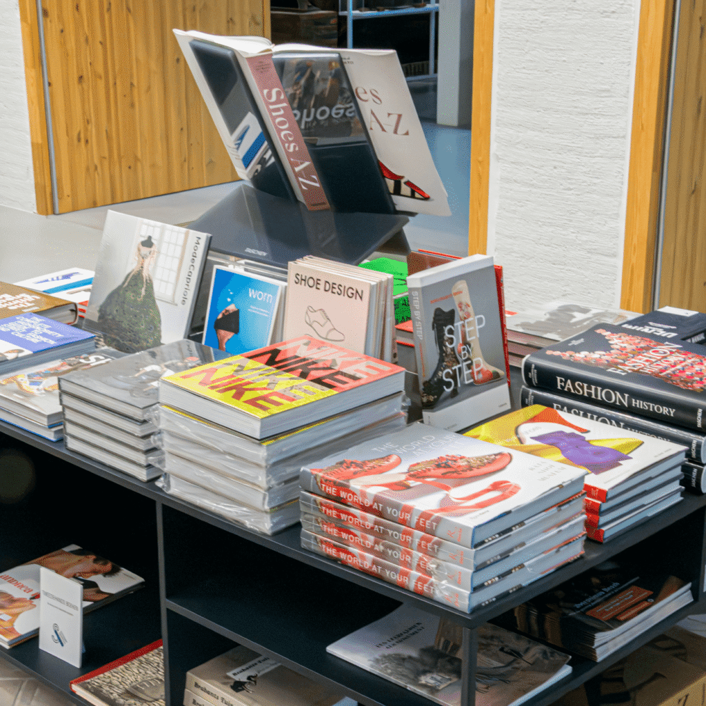 Display met kunst- en designboeken in de museumwinkel van het Schoenenkwartier.