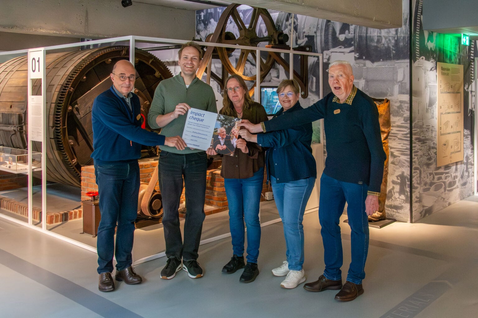 Overhandiging van Rabobank cheque voor de stimuleringsfonds rondom het project dementie en ouderen vanuit de industrie