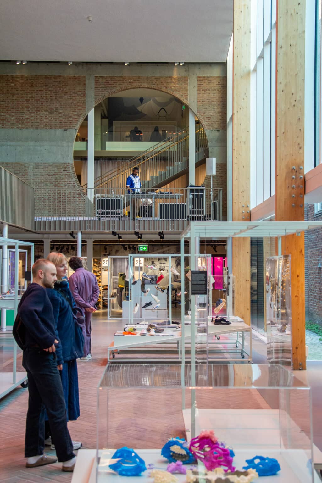Bezoekers tijdens Sneaker Evolution in het atrium van het Schoenenkwartier tijdens opening met Edson van Patta in de achtergrond