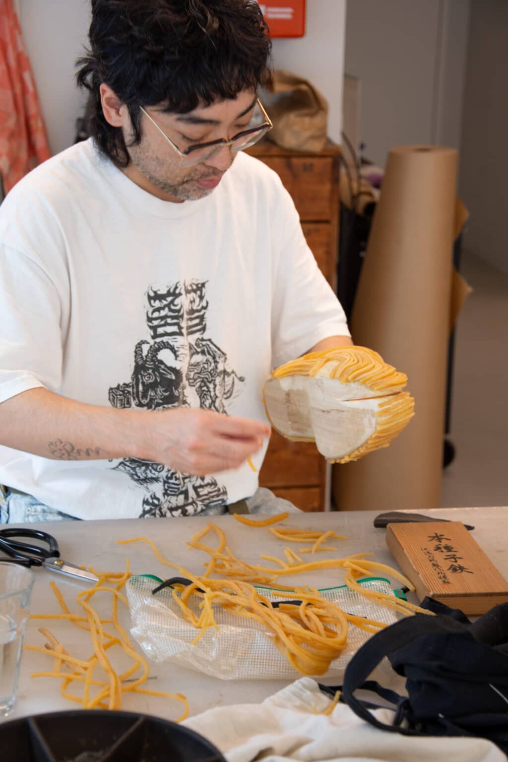 Wataru Sato werkt aan een rubber sculptuur in het Schoenenlab van het Schoenenkwartier in Waalwijk, tijdens zijn Artist in Residency.