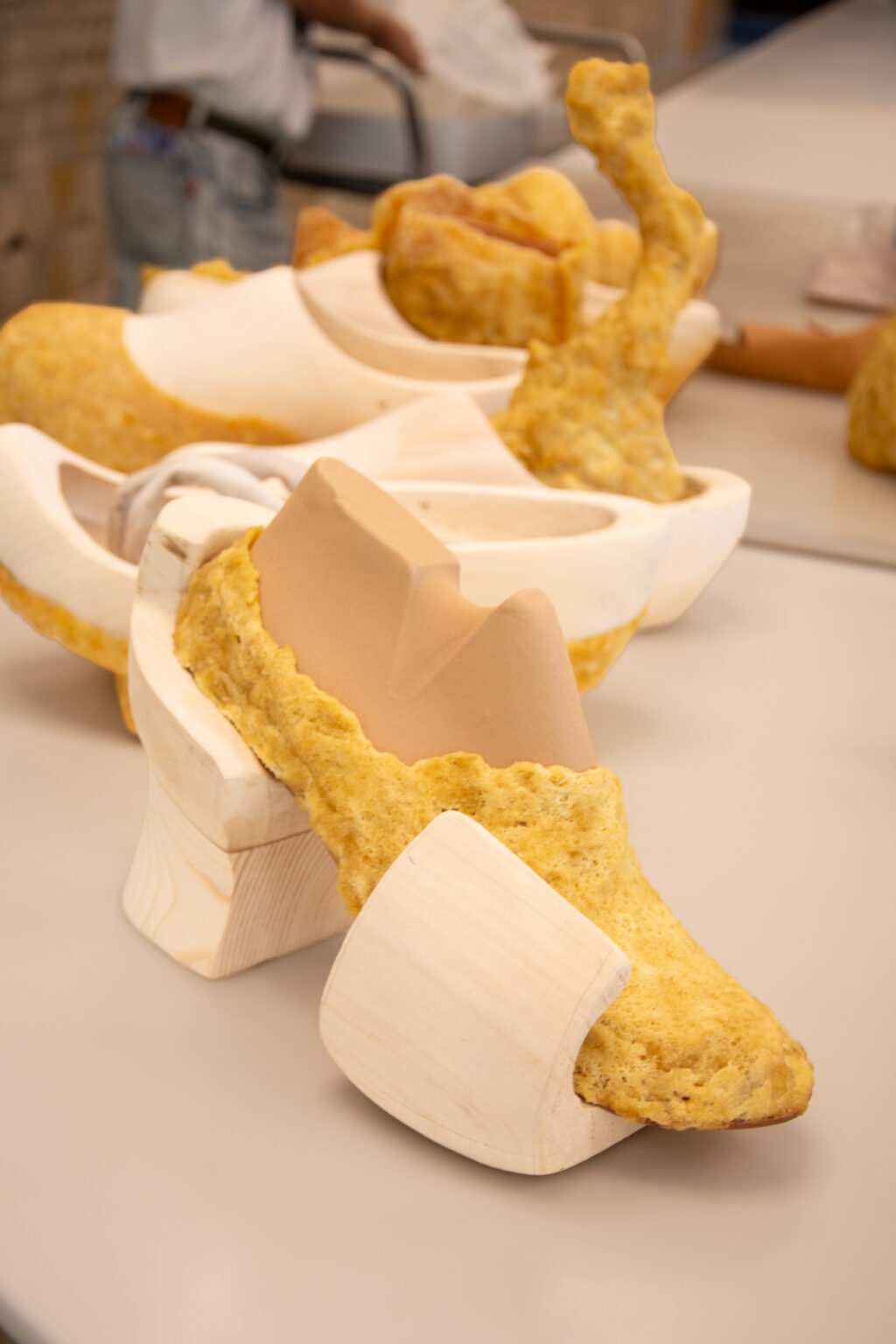 Sculptuur van een klomp gecombineerd met crêperubber, onderdeel van het GOM-project van Artist in Residence Wataru Sato in het Schoenenkwartier in Waalwijk.