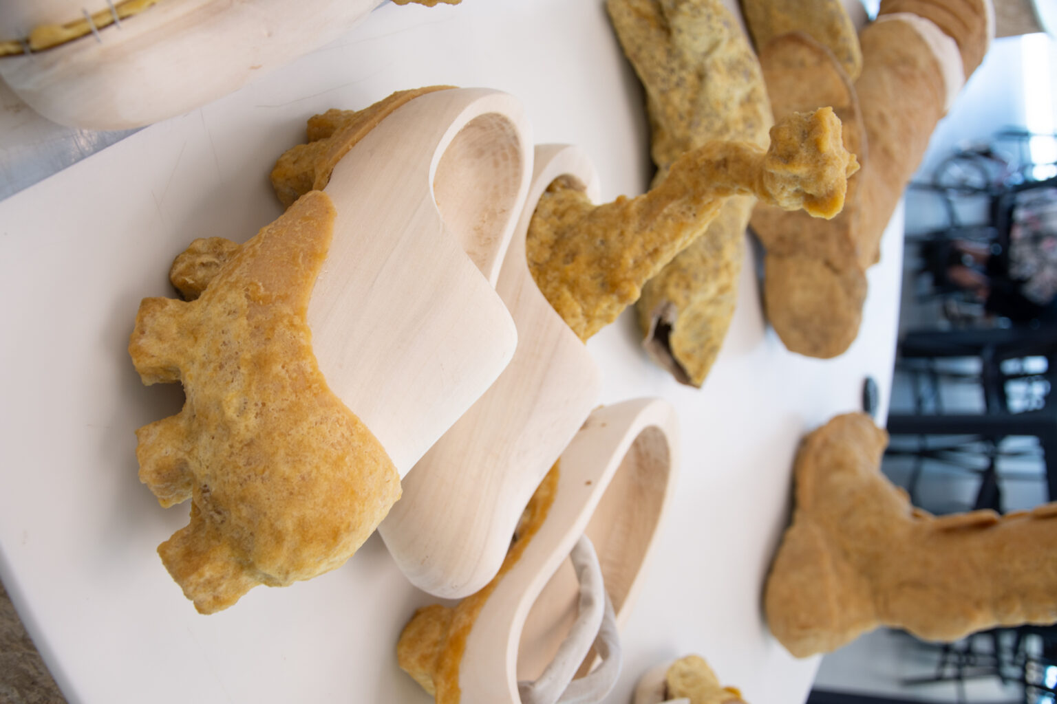 Detail van een sculptuur waarbij een houten klomp is samengevoegd met natuurlijk crêperubber, onderdeel van het GOM-project van Wataru Sato in het Schoenenkwartier.