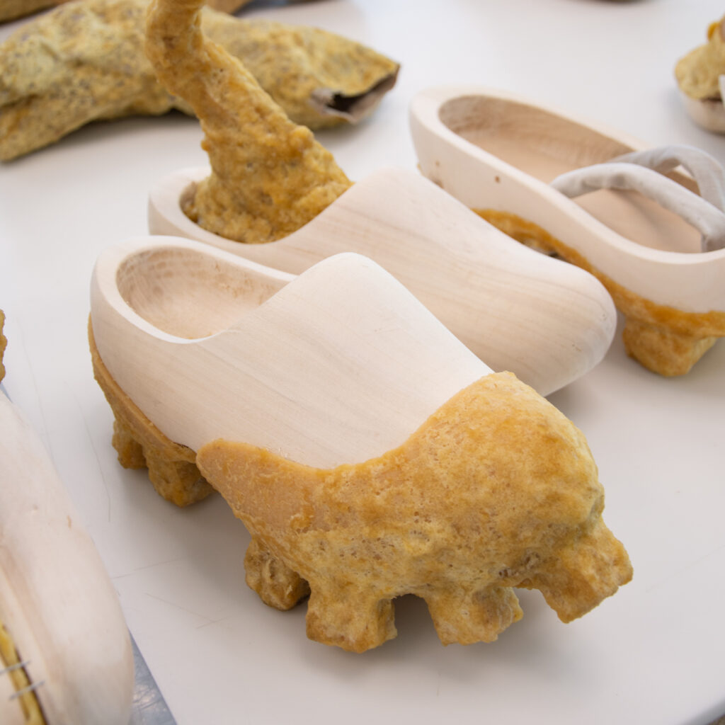 Detail van een sculptuur waarbij een houten klomp is samengevoegd met natuurlijk crêperubber, onderdeel van het GOM-project van Wataru Sato in het Schoenenkwartier.