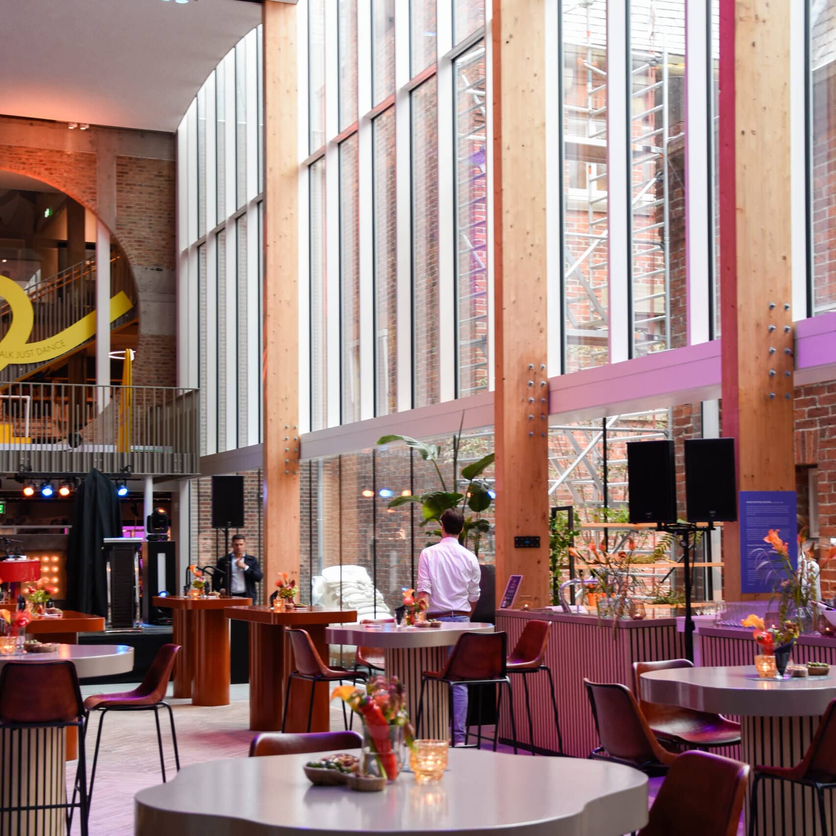 Netwerkborrel in het museumcafé van het Schoenenkwartier in Waalwijk, met gasten aan tafels in een sfeervolle museumomgeving.