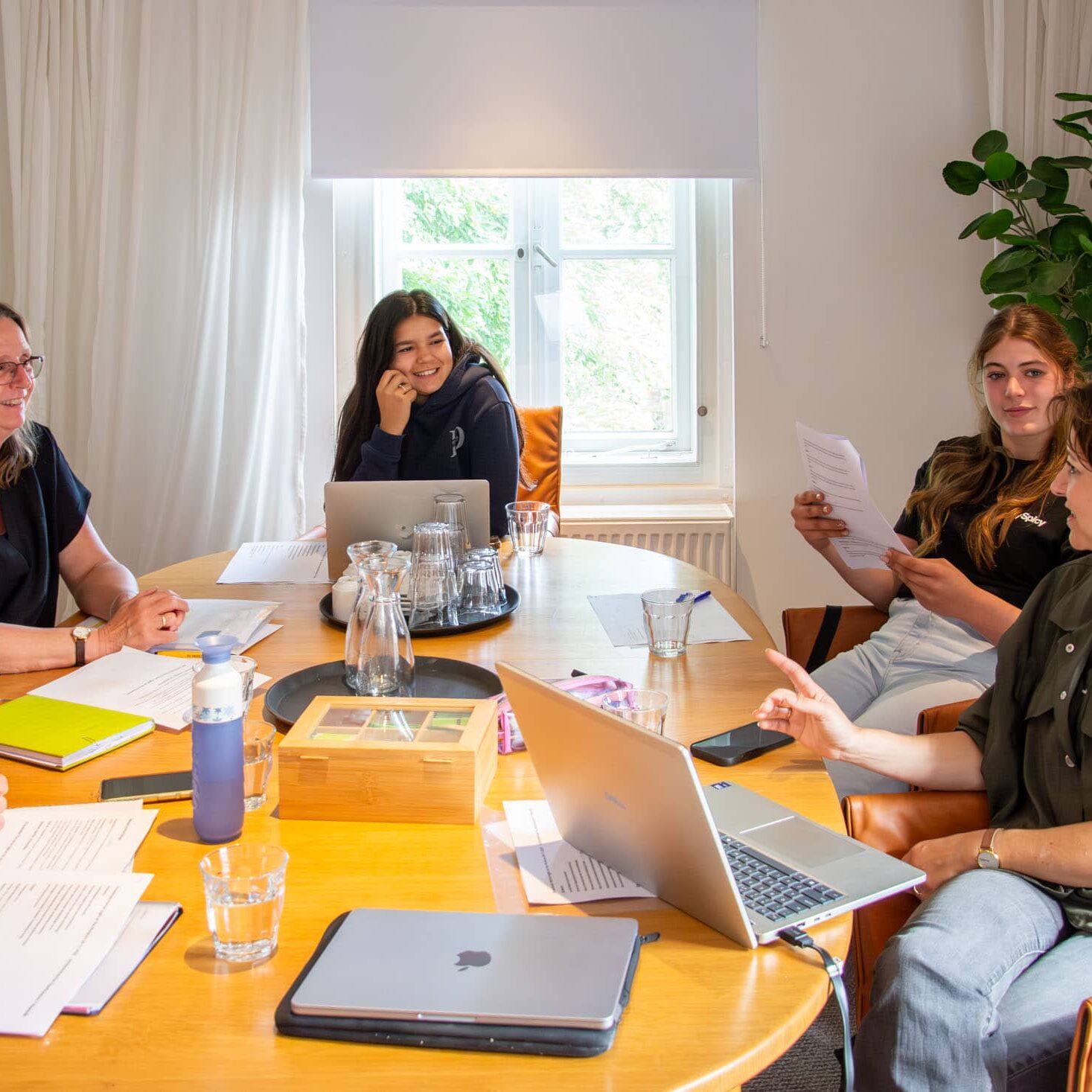 Zakelijk overleg in de te huren Business room voor vergaderingen en presentaties